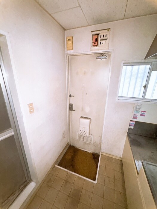 物件内観写真7　(玄関)