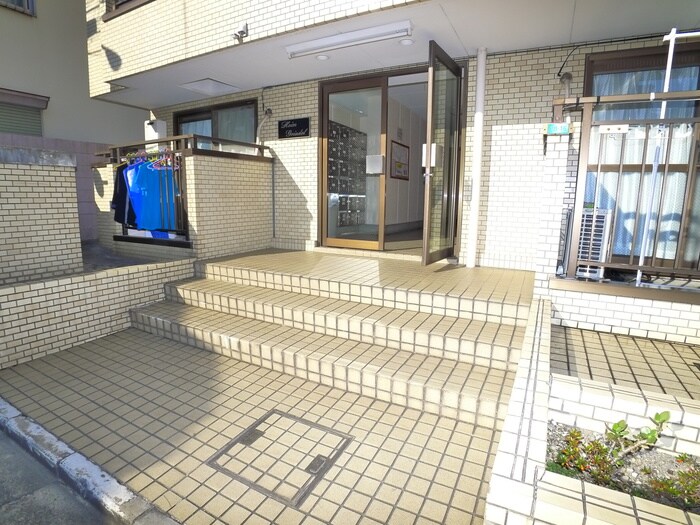 物件外観写真2　(エントランス部分)