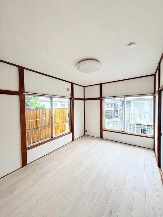 物件内観写真8　(室内からの展望)