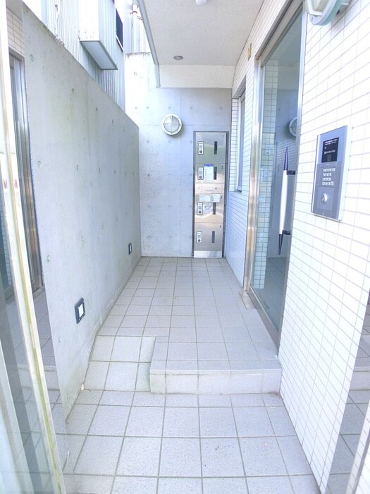 物件外観写真3　(エントランス部分)