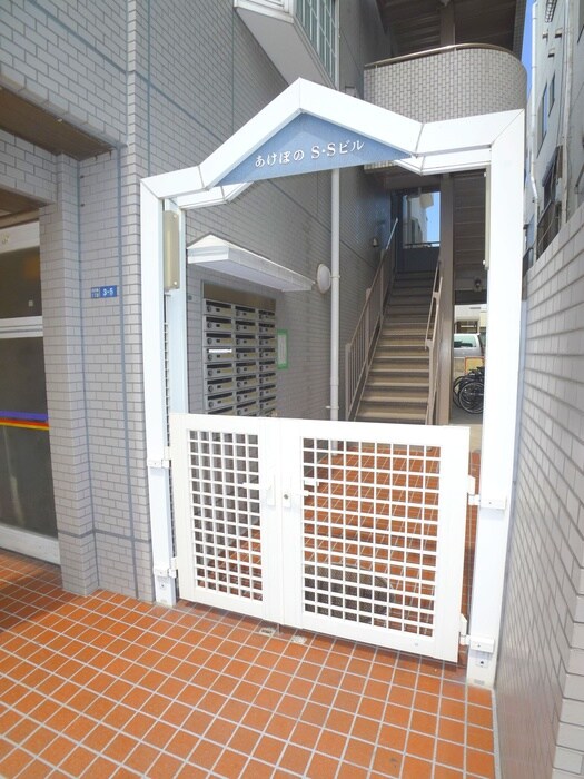 物件外観写真2　(エントランス部分)