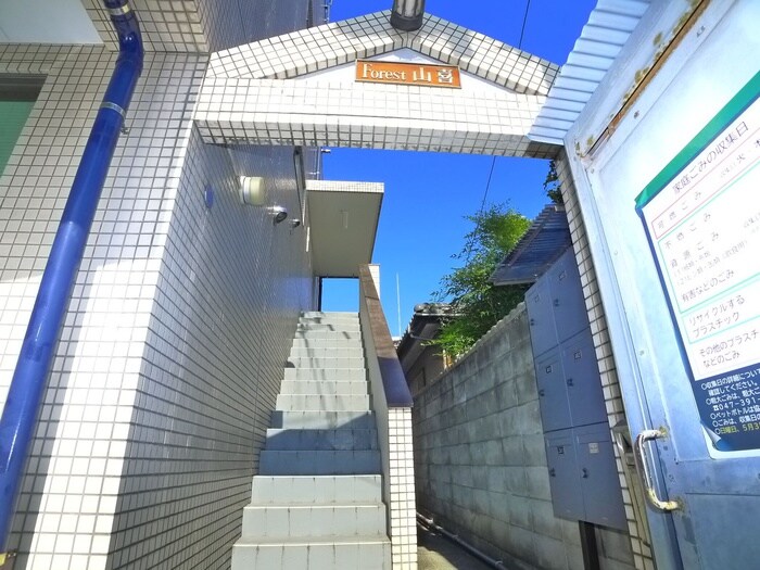 物件外観写真2　(エントランス部分)