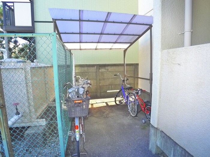 物件外観写真4　(駐輪場)