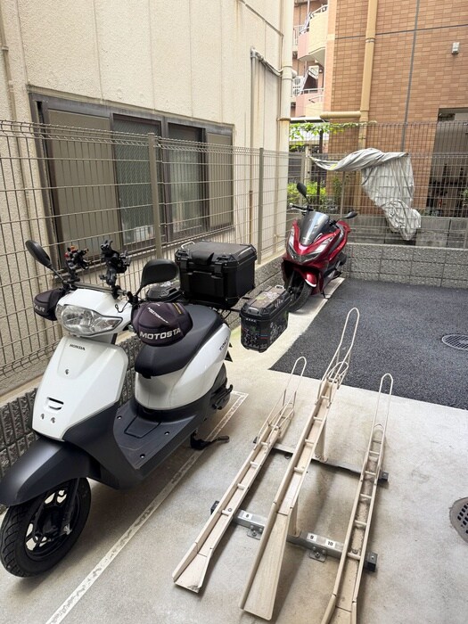 物件外観写真4　(バイク置き場)