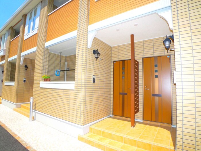 物件外観写真2　(エントランス部分)