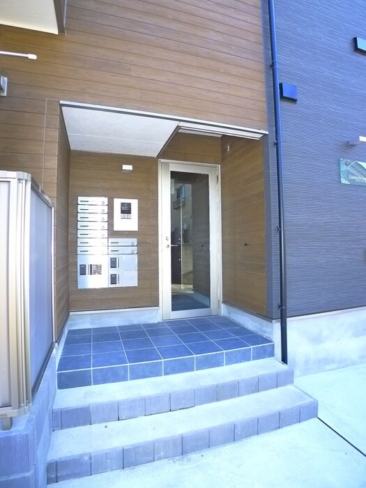 物件外観写真4　(エントランス部分)