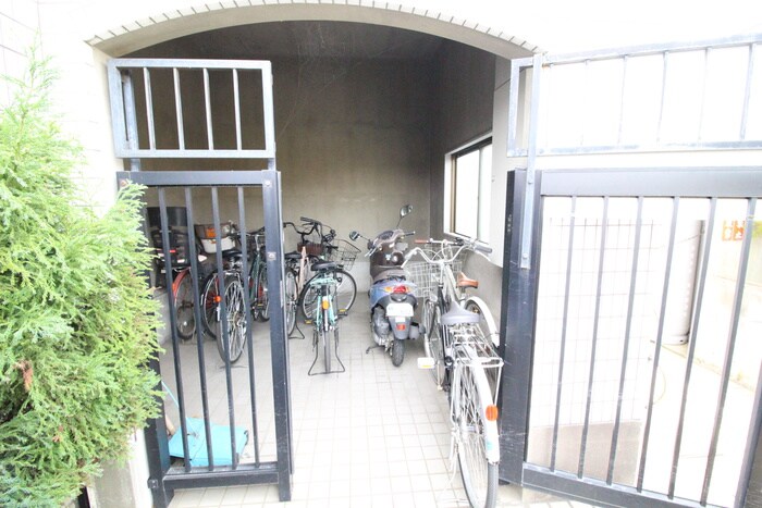 物件外観写真4　(駐輪場)