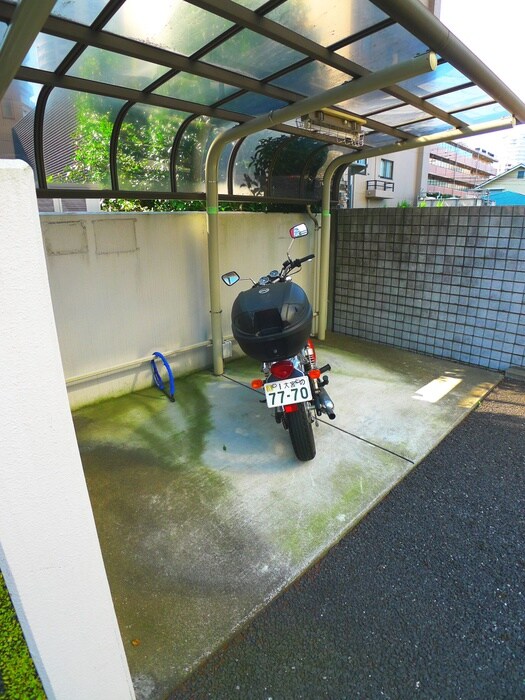 物件外観写真4　(バイク置き場)