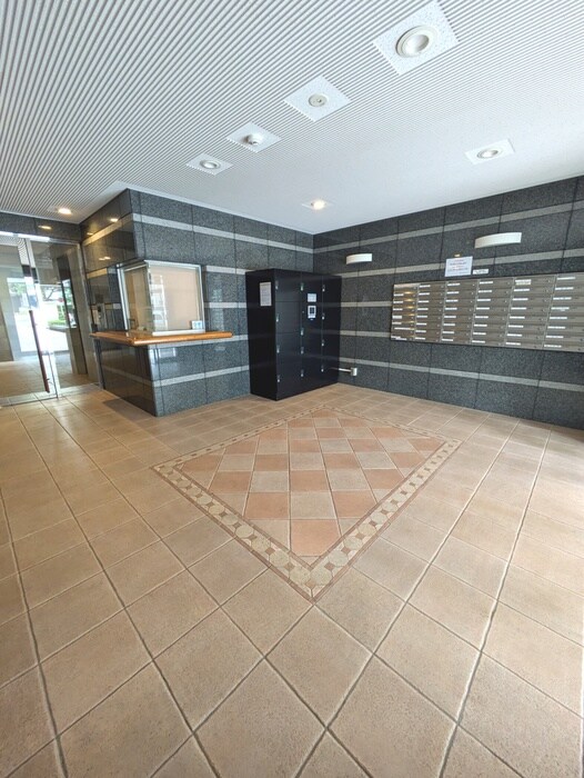 物件外観写真6　(エントランス部分)