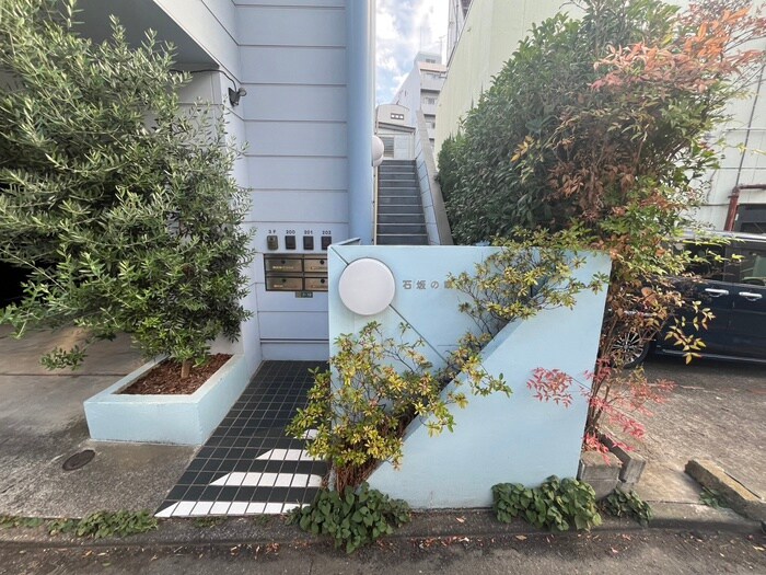 物件外観写真2　(エントランス部分)