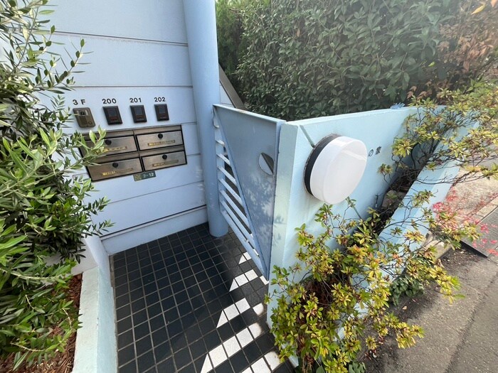 物件外観写真3　(エントランス部分)