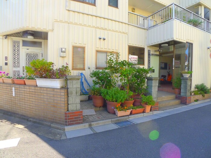 物件外観写真3　(エントランス部分)