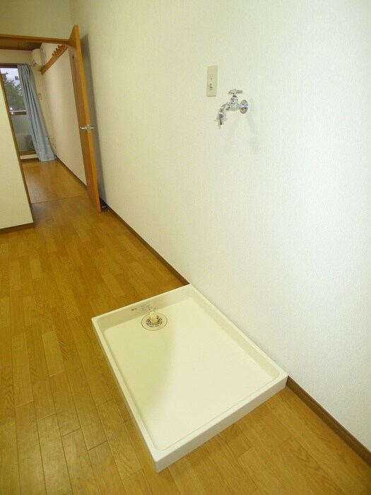 物件内観写真8　(洗濯機置場)