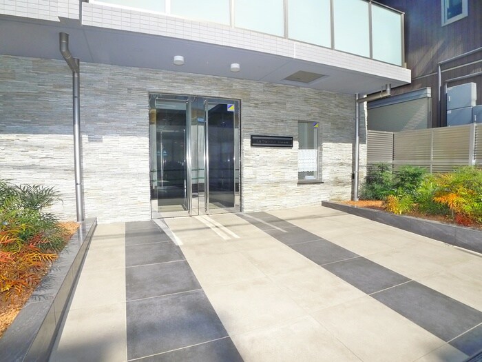 物件外観写真3　(エントランス部分)