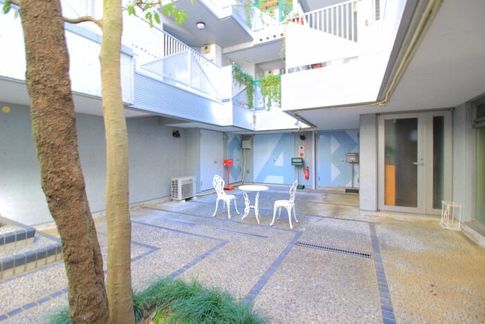 物件外観写真4　(エントランス部分)