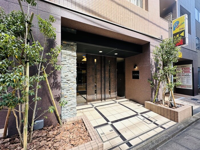 物件外観写真2　(エントランス部分)