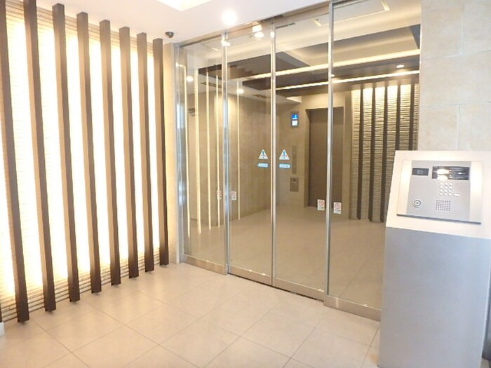 物件外観写真2　(エントランス部分)