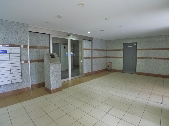 物件外観写真5　(エントランス部分)