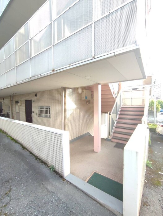 物件外観写真3　(エントランス部分)