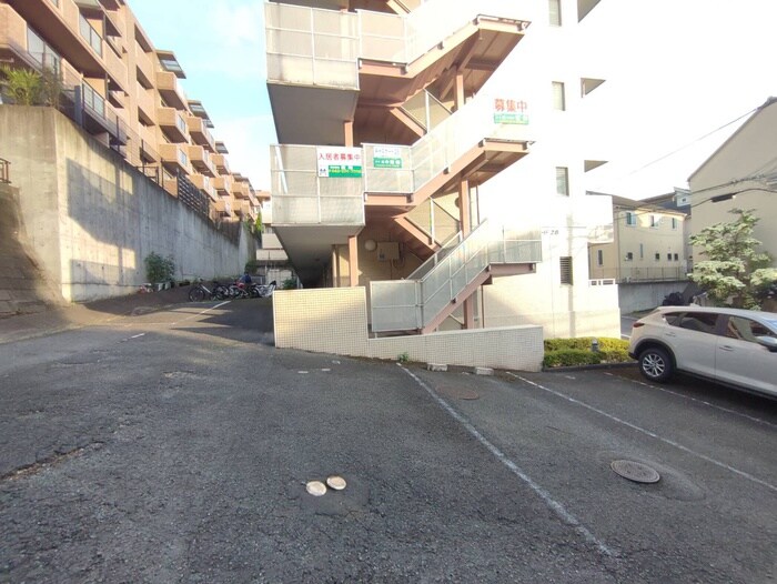 物件外観写真5　(駐車場)