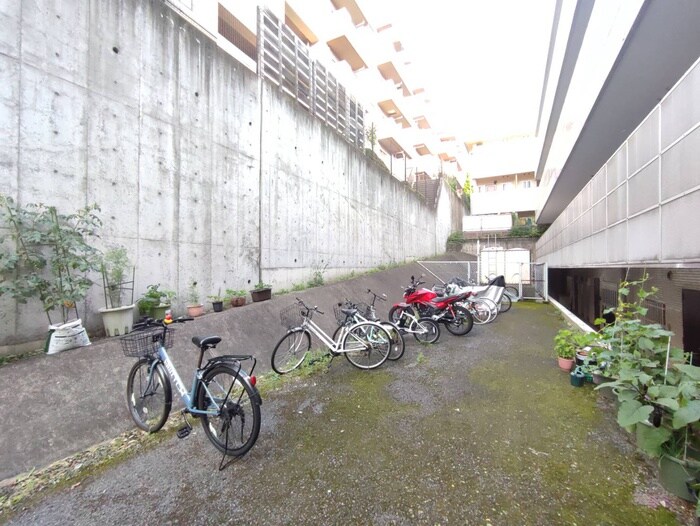 物件外観写真6　(駐輪場)