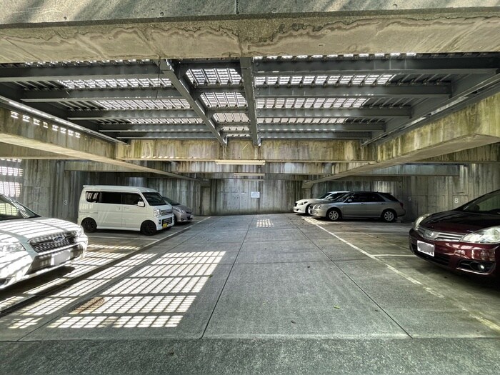 物件外観写真6　(駐車場)