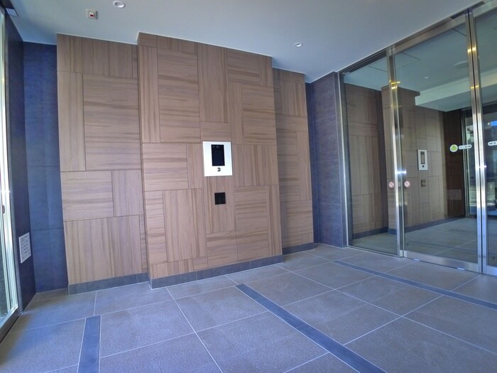 物件外観写真4　(エントランス部分)