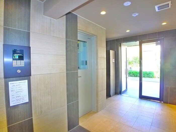 物件外観写真6　(エントランス部分)