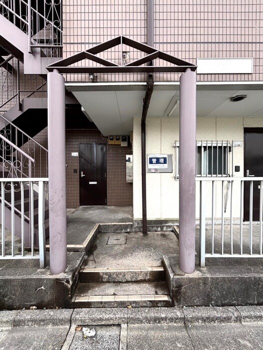 物件外観写真2　(エントランス部分)