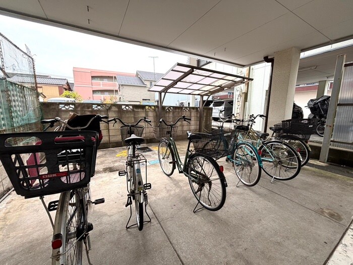 物件外観写真4　(駐輪場)