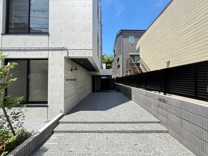 物件外観写真3　(エントランス部分)