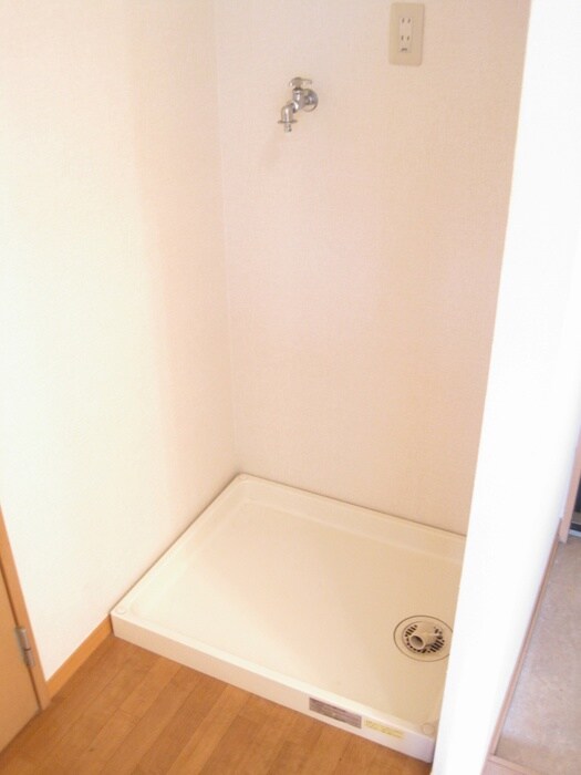 物件内観写真12　(洗濯機置場)