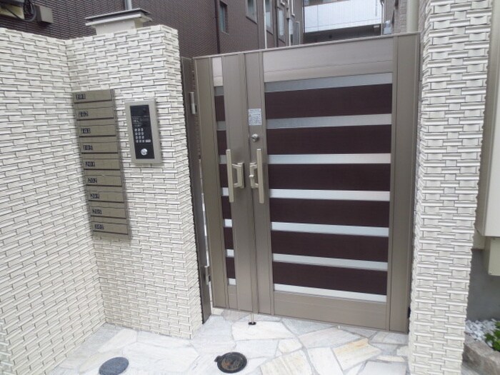 物件外観写真2　(エントランス部分)