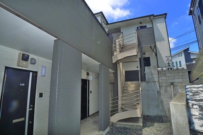 物件外観写真2　(エントランス部分)