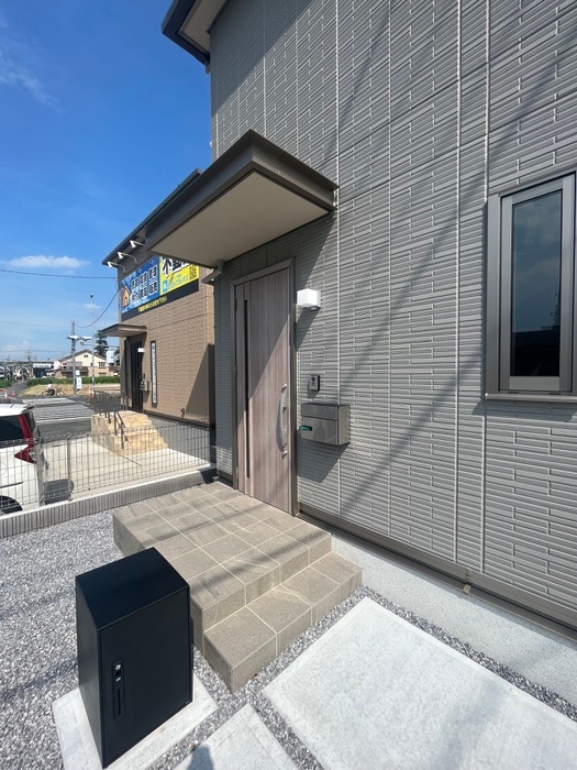 物件外観写真4　(エントランス部分)