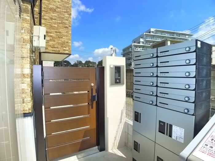 物件外観写真3　(エントランス部分)