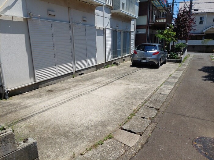 物件外観写真2　(駐車場)