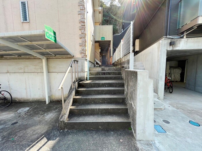 物件外観写真6　(エントランス部分)