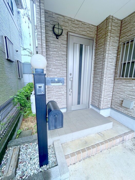 物件外観写真4　(エントランス部分)
