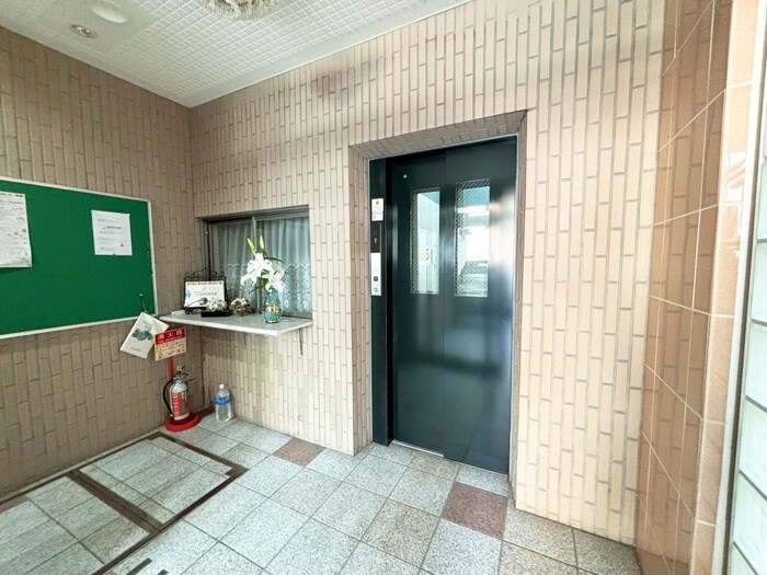 物件外観写真2　(エントランス部分)