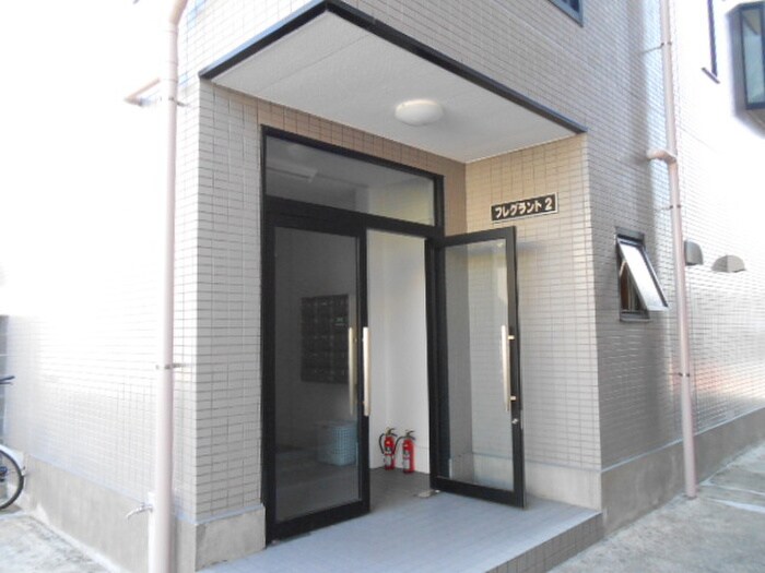 物件外観写真3　(エントランス部分)