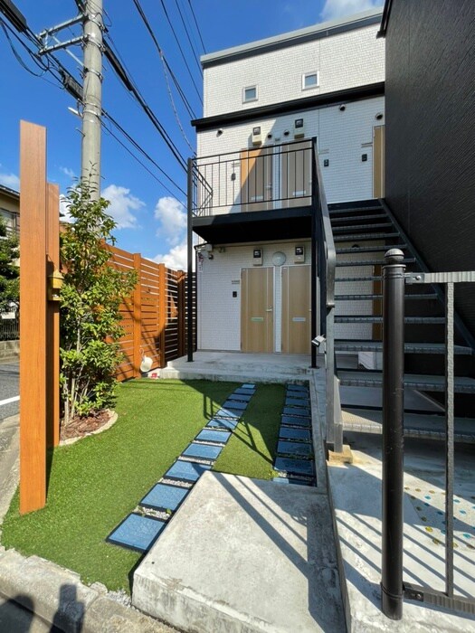 物件外観写真2　(エントランス部分)