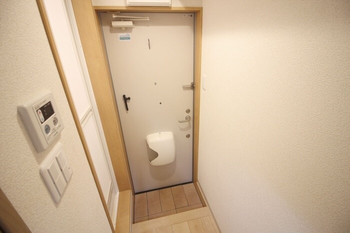 物件内観写真16　(玄関)