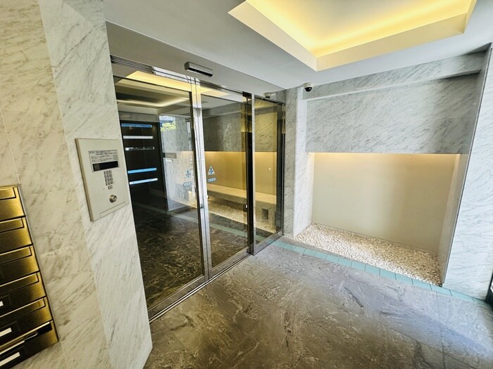 物件外観写真4　(エントランス部分)