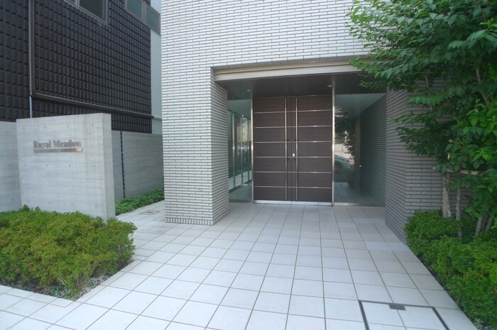 物件外観写真2　(エントランス部分)