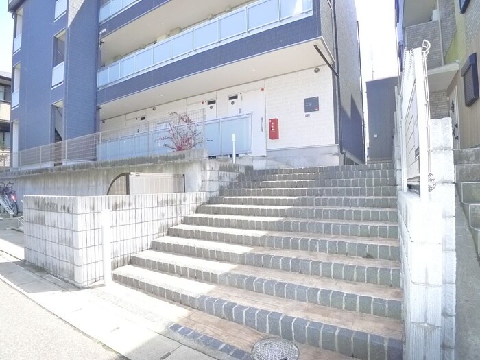 物件外観写真3　(エントランス部分)