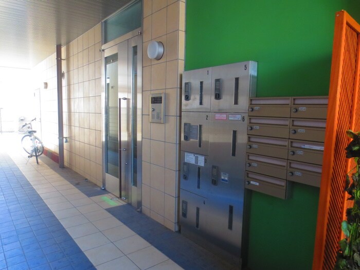 物件外観写真2　(エントランス部分)