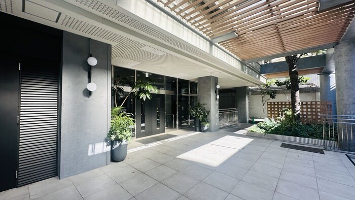 物件外観写真2　(エントランス部分)