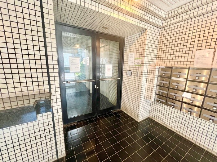 物件外観写真6　(エントランス部分)
