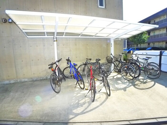 物件外観写真4　(駐輪場)